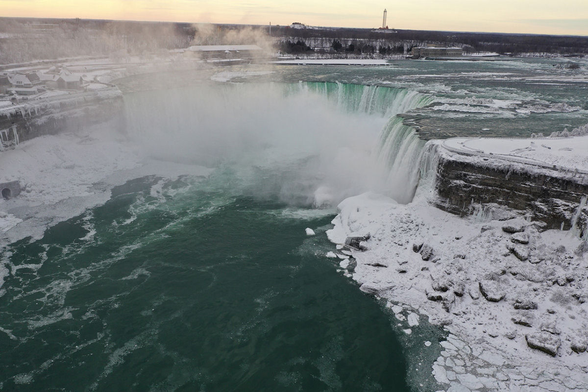 Onda de frio congelou parte das cataratas do Niagara, e as fotos parecem coisa do fim do mundo 09