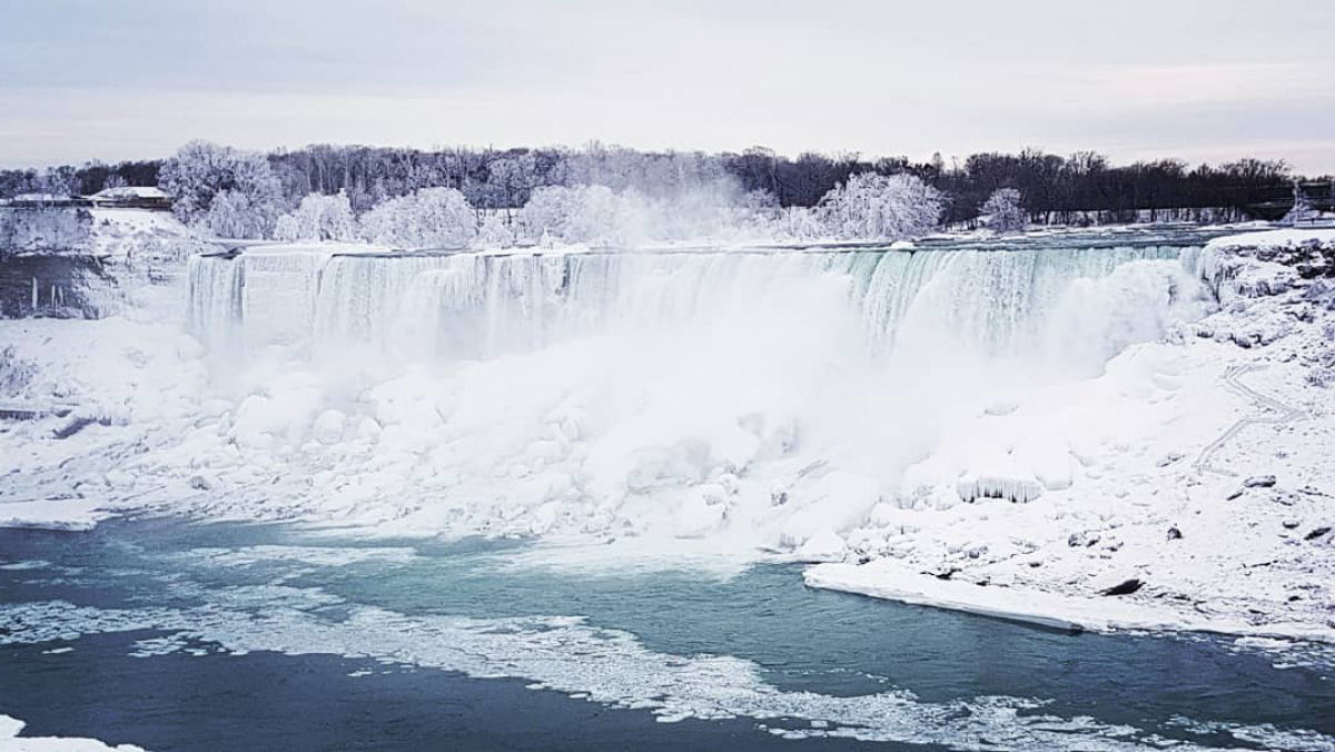 Onda de frio congelou parte das cataratas do Niagara, e as fotos parecem coisa do fim do mundo 10