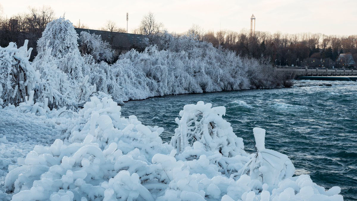 Onda de frio congelou parte das cataratas do Niagara, e as fotos parecem coisa do fim do mundo 12