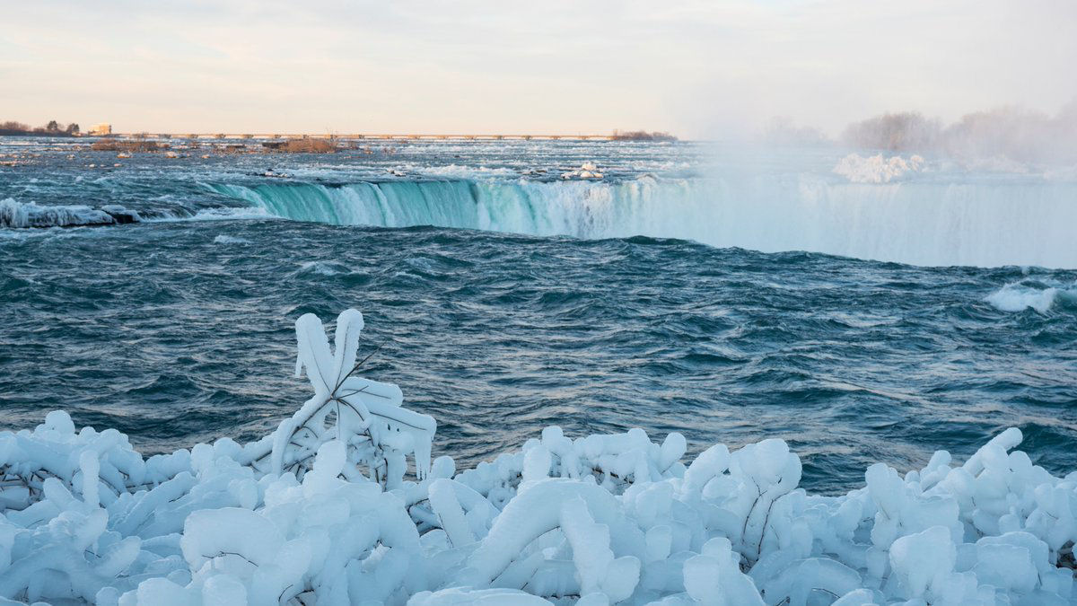 Onda de frio congelou parte das cataratas do Niagara, e as fotos parecem coisa do fim do mundo 13