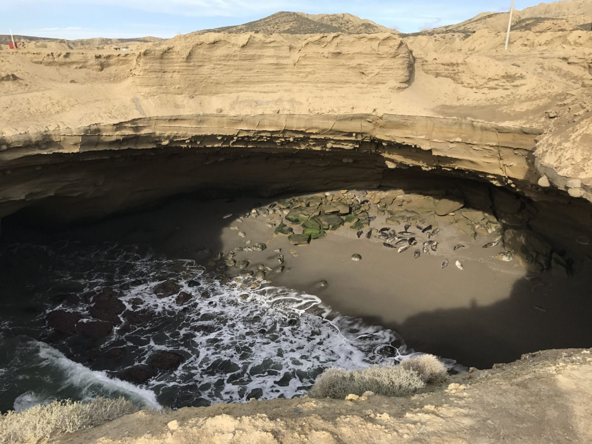 La Lobera, enorme buraco d para uma praia subterrnea povoada de focas