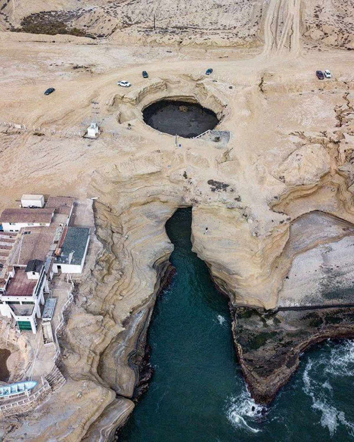 La Lobera, enorme buraco d para uma praia subterrnea povoada de focas