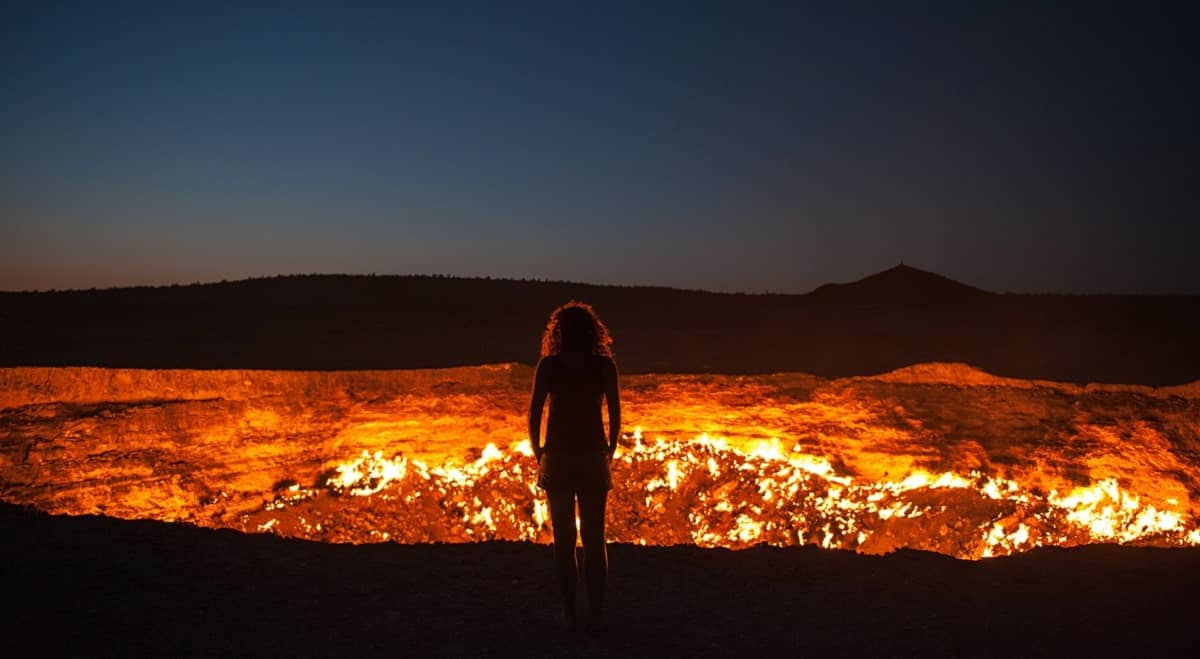 Turcomenisto quer extinguir a ardente Cratera Darvaza, conhecida como as Portas do Inferno