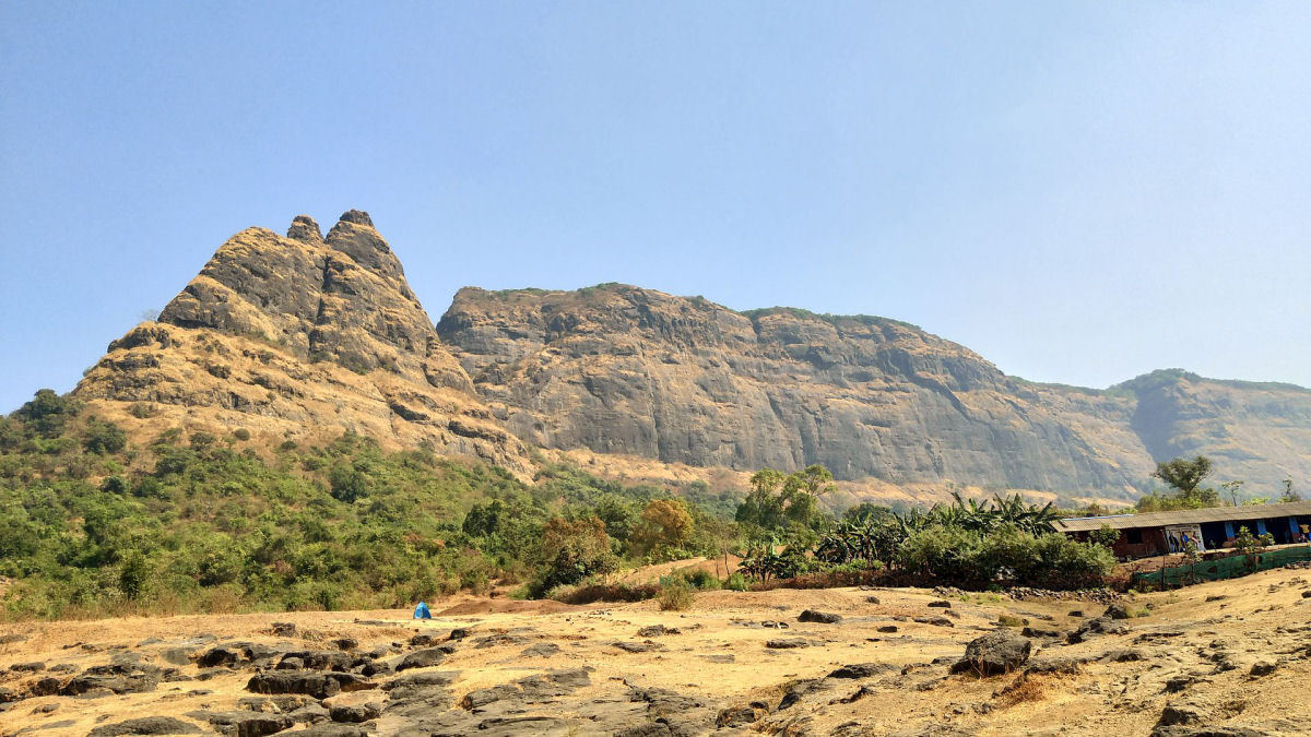 A fascinante e perigosa escadaria talhada nas rocha do Kalavantin Durg