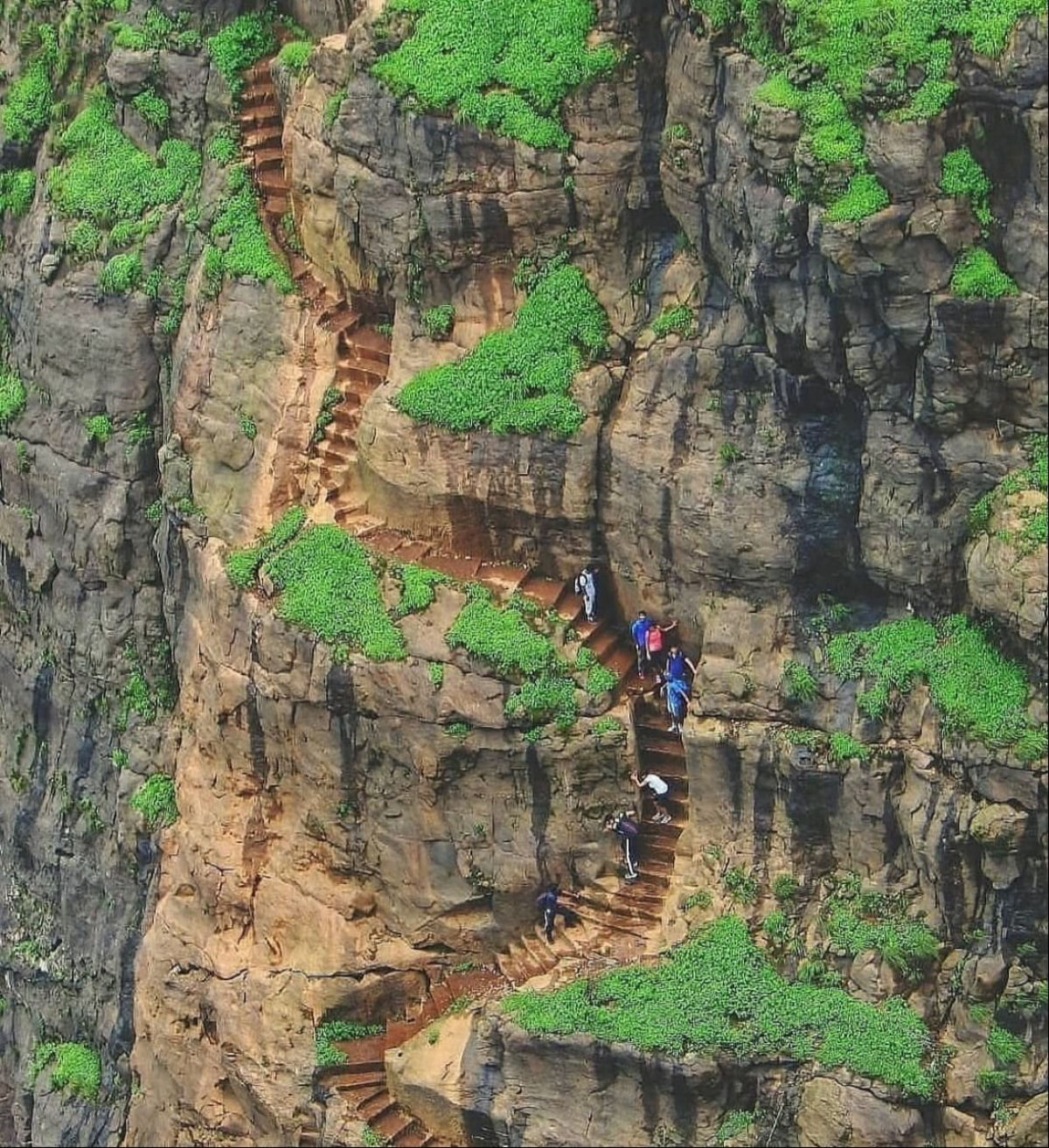 A fascinante e perigosa escadaria talhada nas rocha do Kalavantin Durg