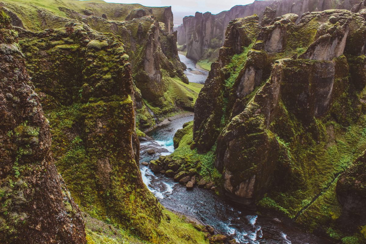 Fjarrgljfur, as fantsticas formaes rochosas de um encantador cnion islands