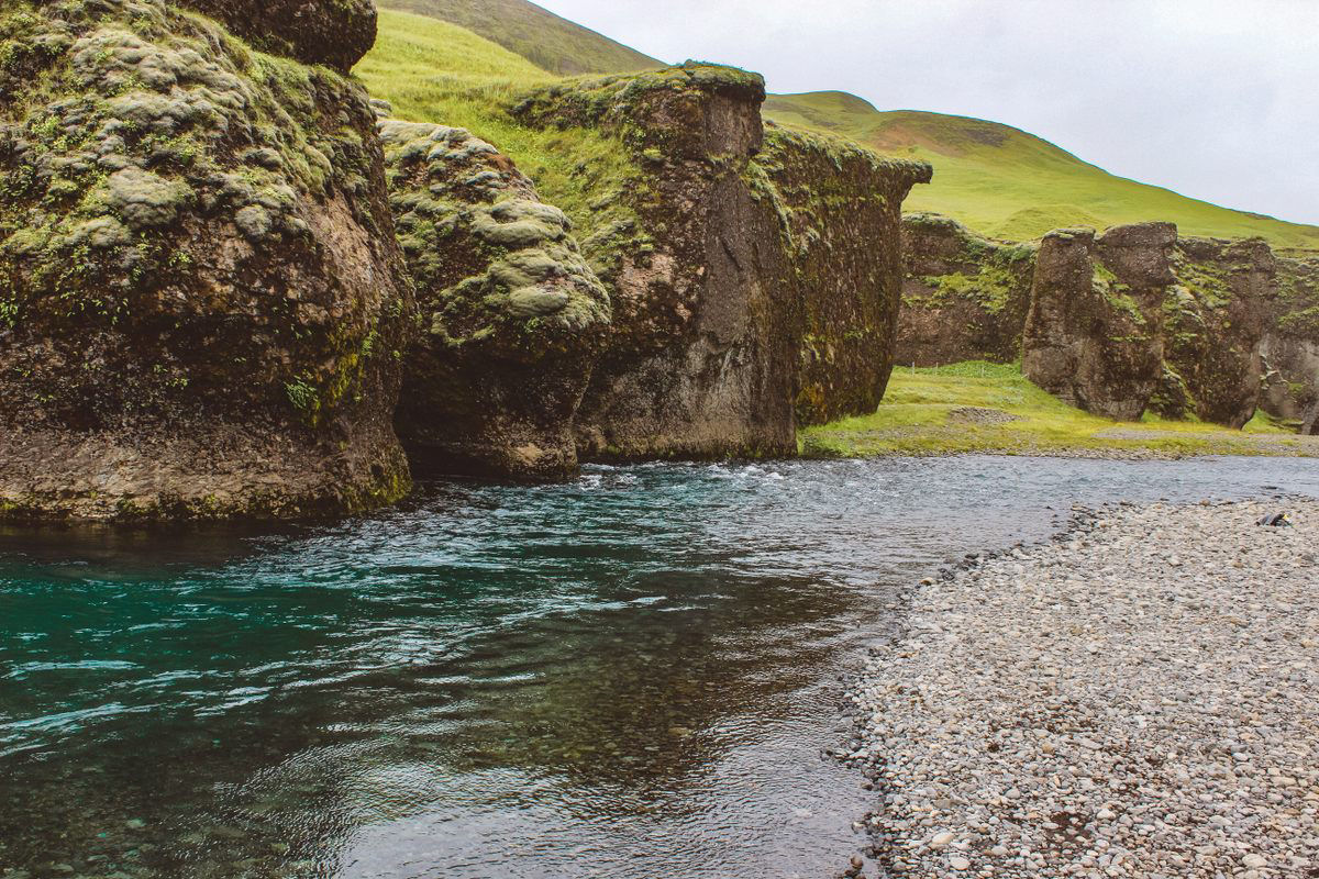Fjarrgljfur, as fantsticas formaes rochosas de um encantador cnion islands