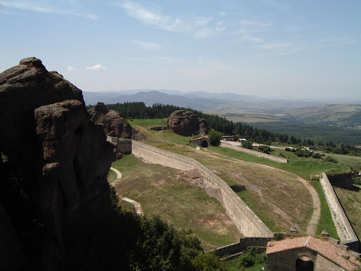 O extraordinário forte romano empoleirado nas rochas de Belogradchik, Bulgária