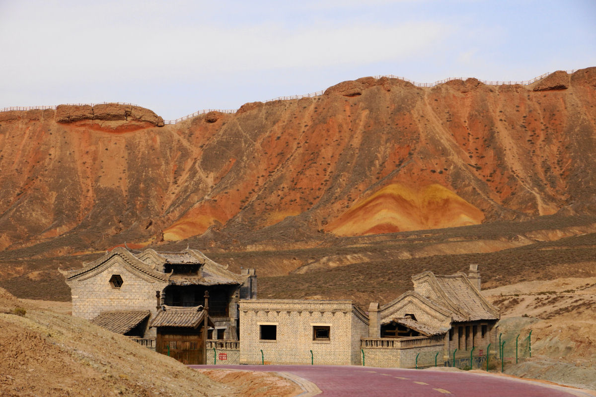 As montanhas de arenito do Geoparque Zhangye parecem feitas de giz de cera prensado