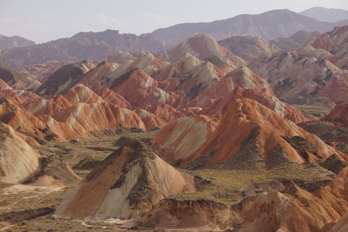As montanhas de arenito do Geoparque Zhangye parecem feitas de giz de cera prensado
