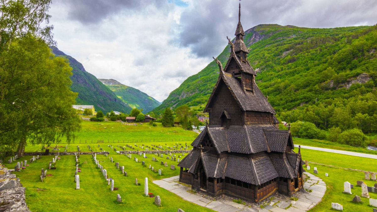 A bela igreja de madeira construída sem um único prego em Borgund, na Noruega 01