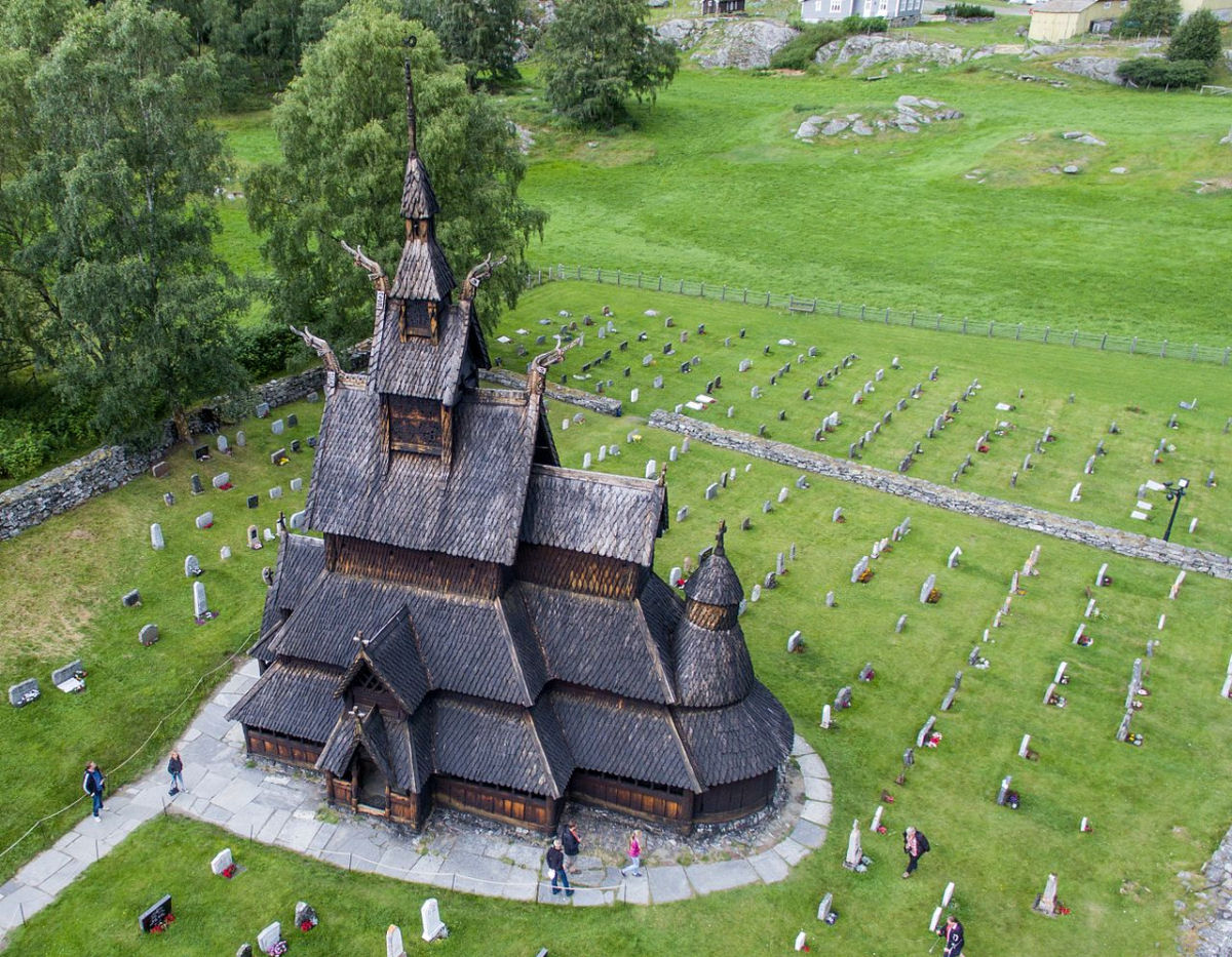 A bela igreja de madeira construída sem um único prego em Borgund, na Noruega 02