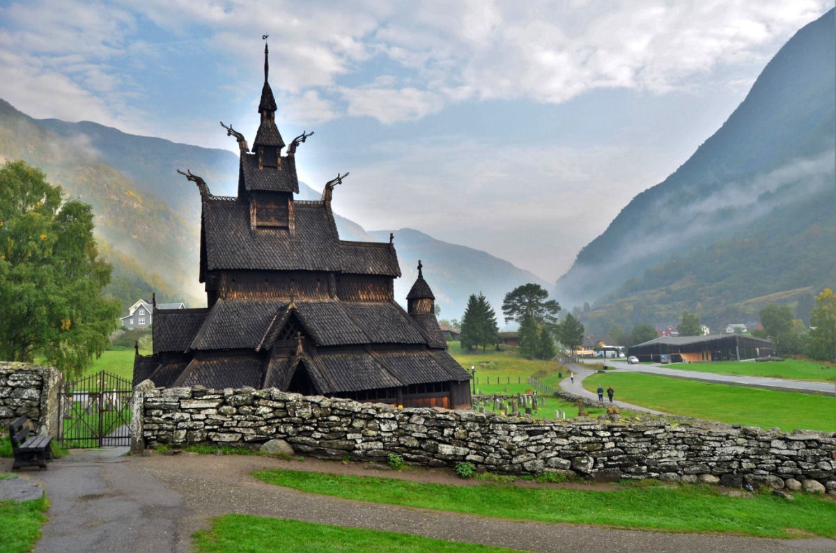 A bela igreja de madeira construída sem um único prego em Borgund, na Noruega 04