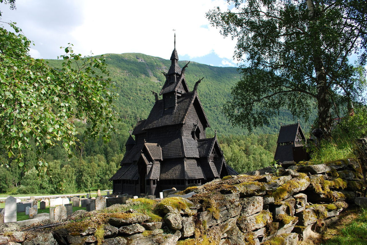 A bela igreja de madeira construída sem um único prego em Borgund, na Noruega 05