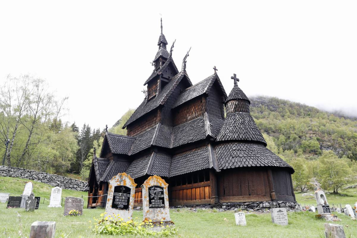 A bela igreja de madeira construída sem um único prego em Borgund, na Noruega 07