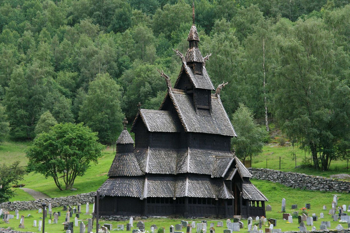A bela igreja de madeira construída sem um único prego em Borgund, na Noruega 08