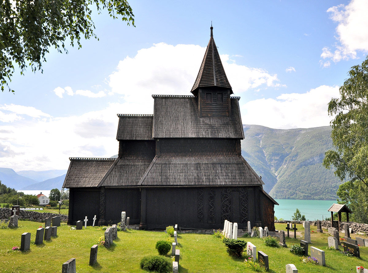 A bela igreja de madeira construída sem um único prego em Borgund, na Noruega 16