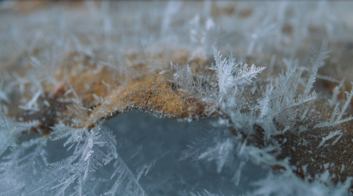 Neve e gelo capturam paisagens ridas em um time-lapse fascinante filmado durante cinco invernos