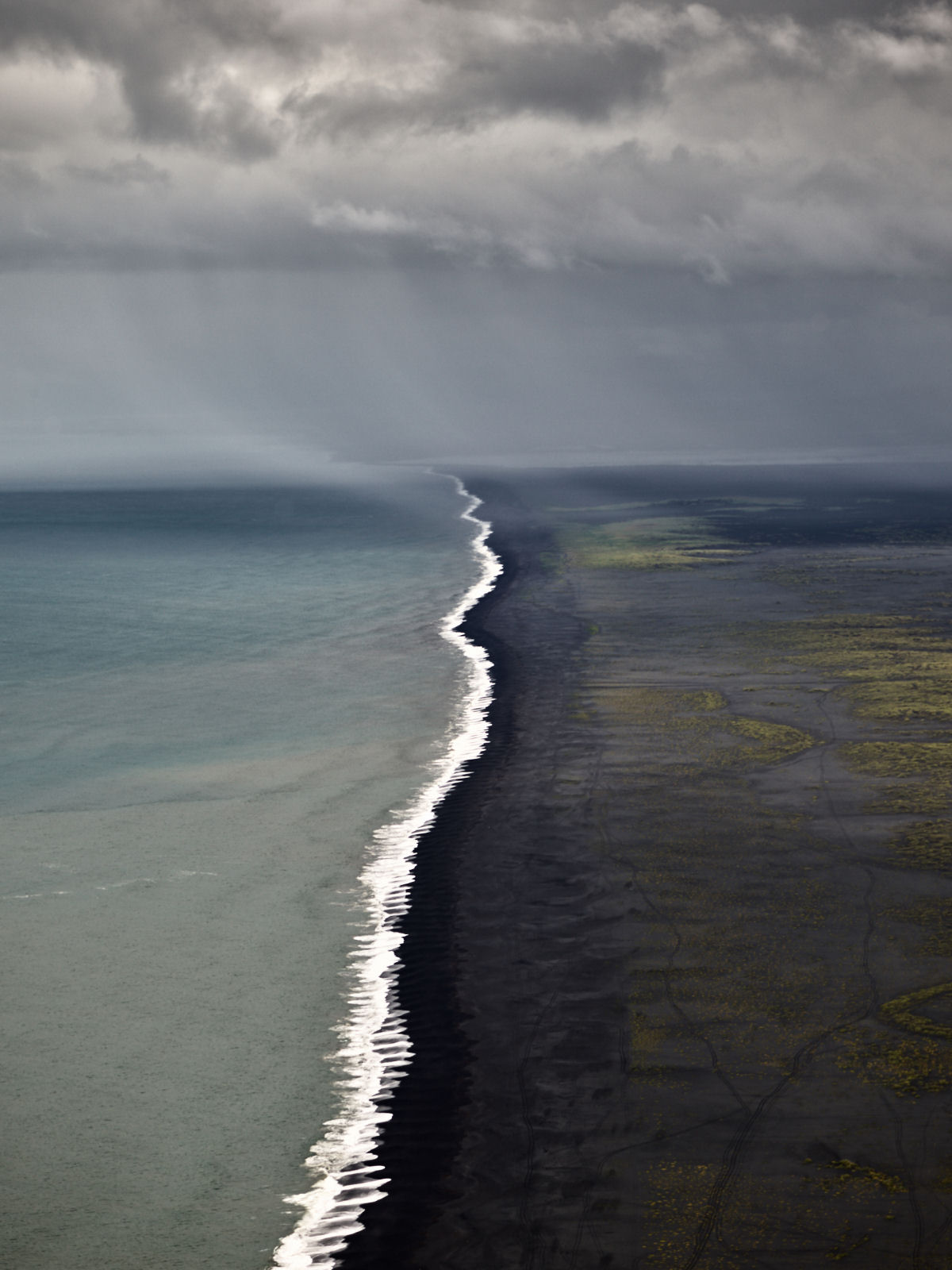 Padrões abstratos emergem da topografia colorida da Islândia em fotos aéreas que parecem de outro mundo 02