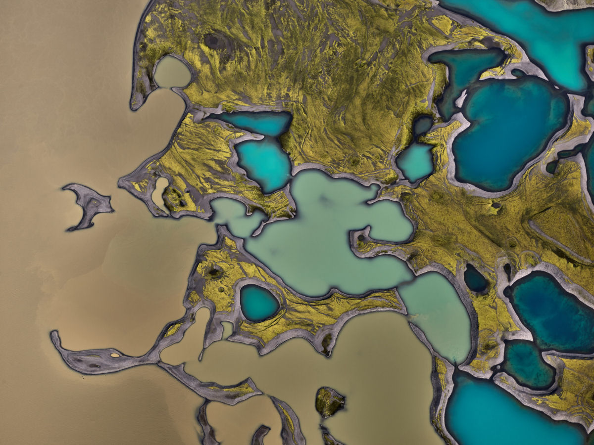 Padrões abstratos emergem da topografia colorida da Islândia em fotos aéreas que parecem de outro mundo 04