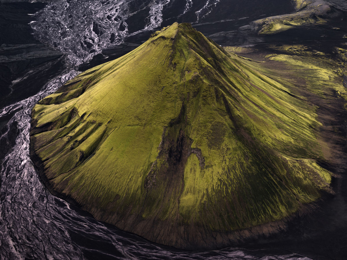 Padrões abstratos emergem da topografia colorida da Islândia em fotos aéreas que parecem de outro mundo 06