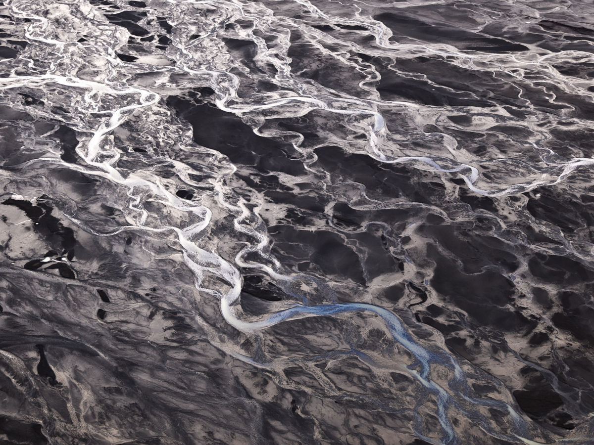 Padrões abstratos emergem da topografia colorida da Islândia em fotos aéreas que parecem de outro mundo 08