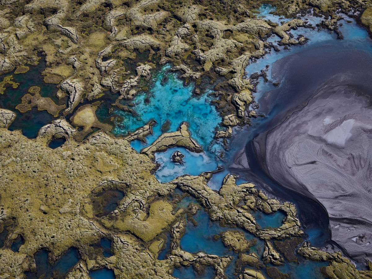 Padres abstratos emergem da topografia colorida da Islndia em fotos areas que parecem de outro mundo 09