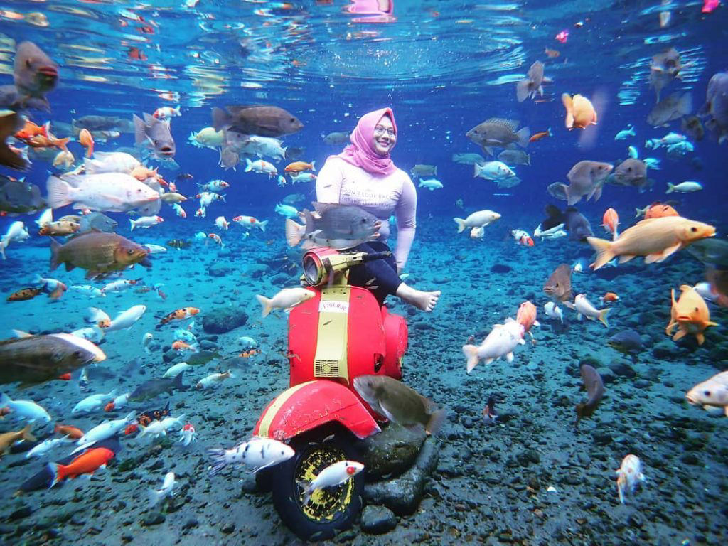 Este lago de uma vila na Indonsia se tornou uma mania de selfies subaquticas 01