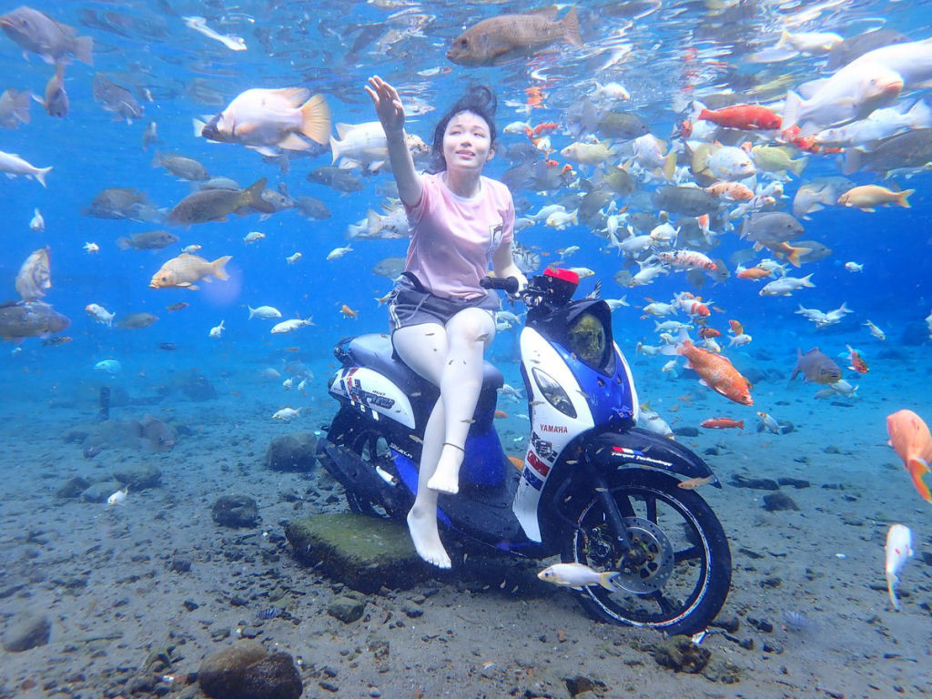 Este lago de uma vila na Indonsia se tornou uma mania de selfies subaquticas 02