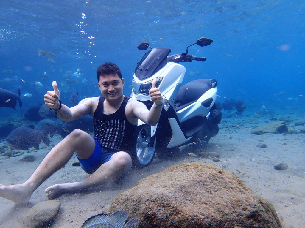 Este lago de uma vila na Indonsia se tornou uma mania de selfies subaquticas 03