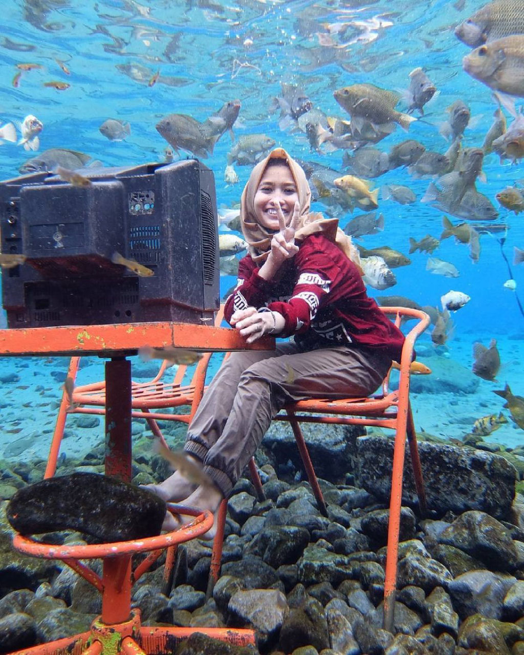 Este lago de uma vila na Indonsia se tornou uma mania de selfies subaquticas 04