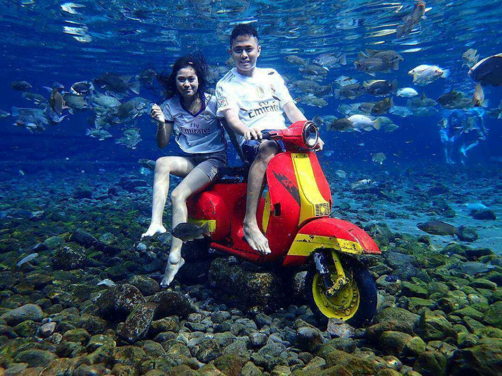 Este lago de uma vila na Indonsia se tornou uma mania de selfies subaquticas 05