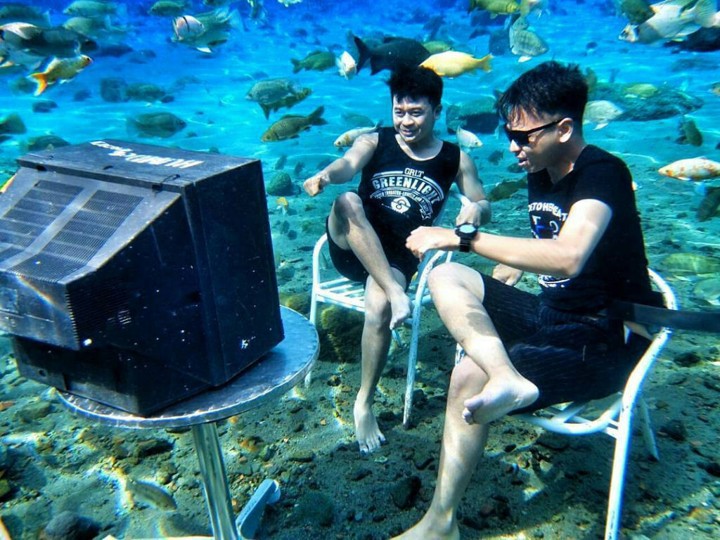Este lago de uma vila na Indonsia se tornou uma mania de selfies subaquticas 06
