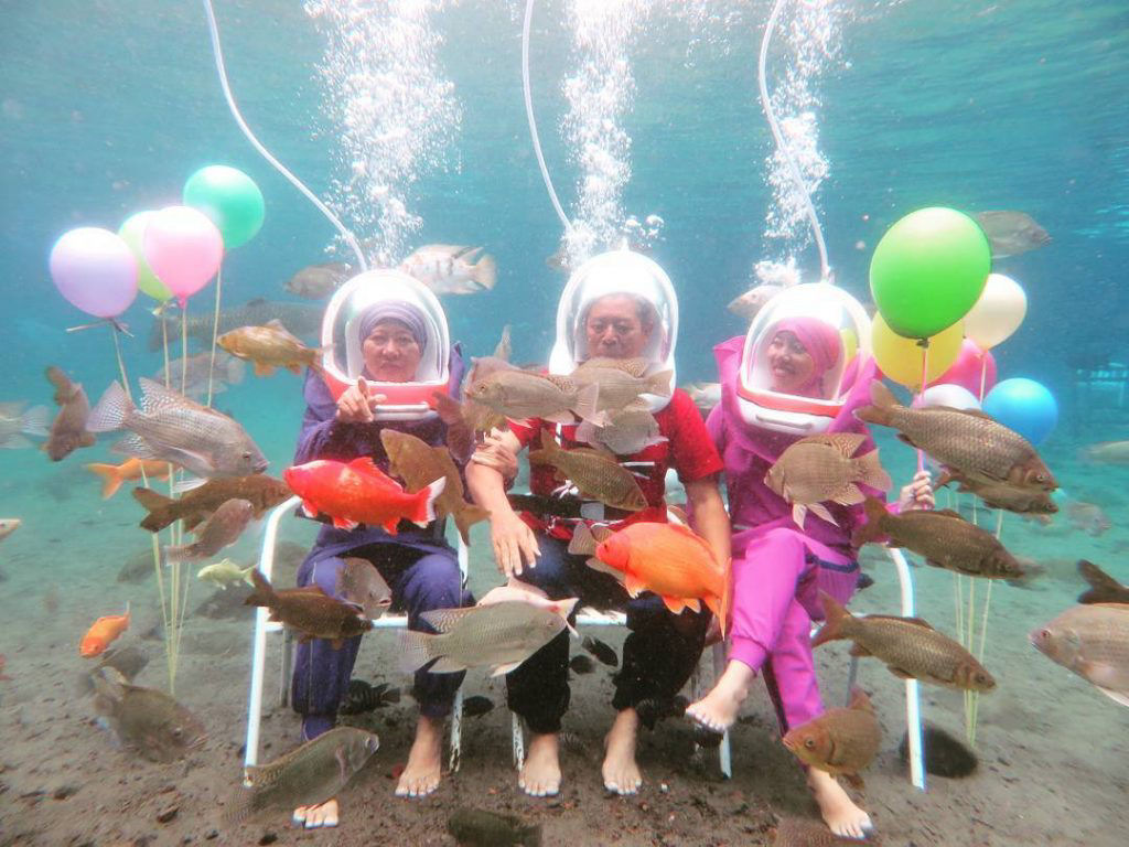 Este lago de uma vila na Indonsia se tornou uma mania de selfies subaquticas 07