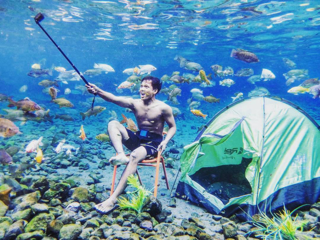 Este lago de uma vila na Indonsia se tornou uma mania de selfies subaquticas 08