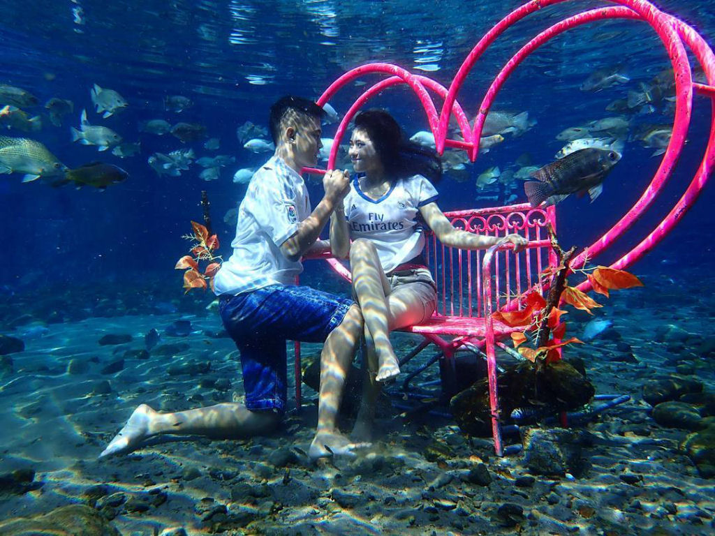 Este lago de uma vila na Indonsia se tornou uma mania de selfies subaquticas 09