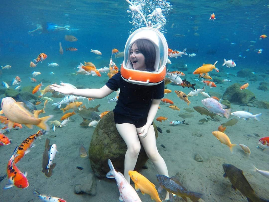 Este lago de uma vila na Indonsia se tornou uma mania de selfies subaquticas 11