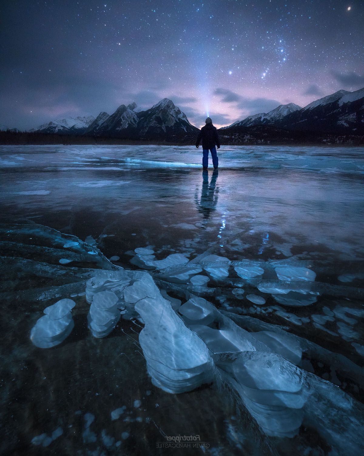 O belo lago de bolhas congeladas de metano, em Alberta, no Canadá 03