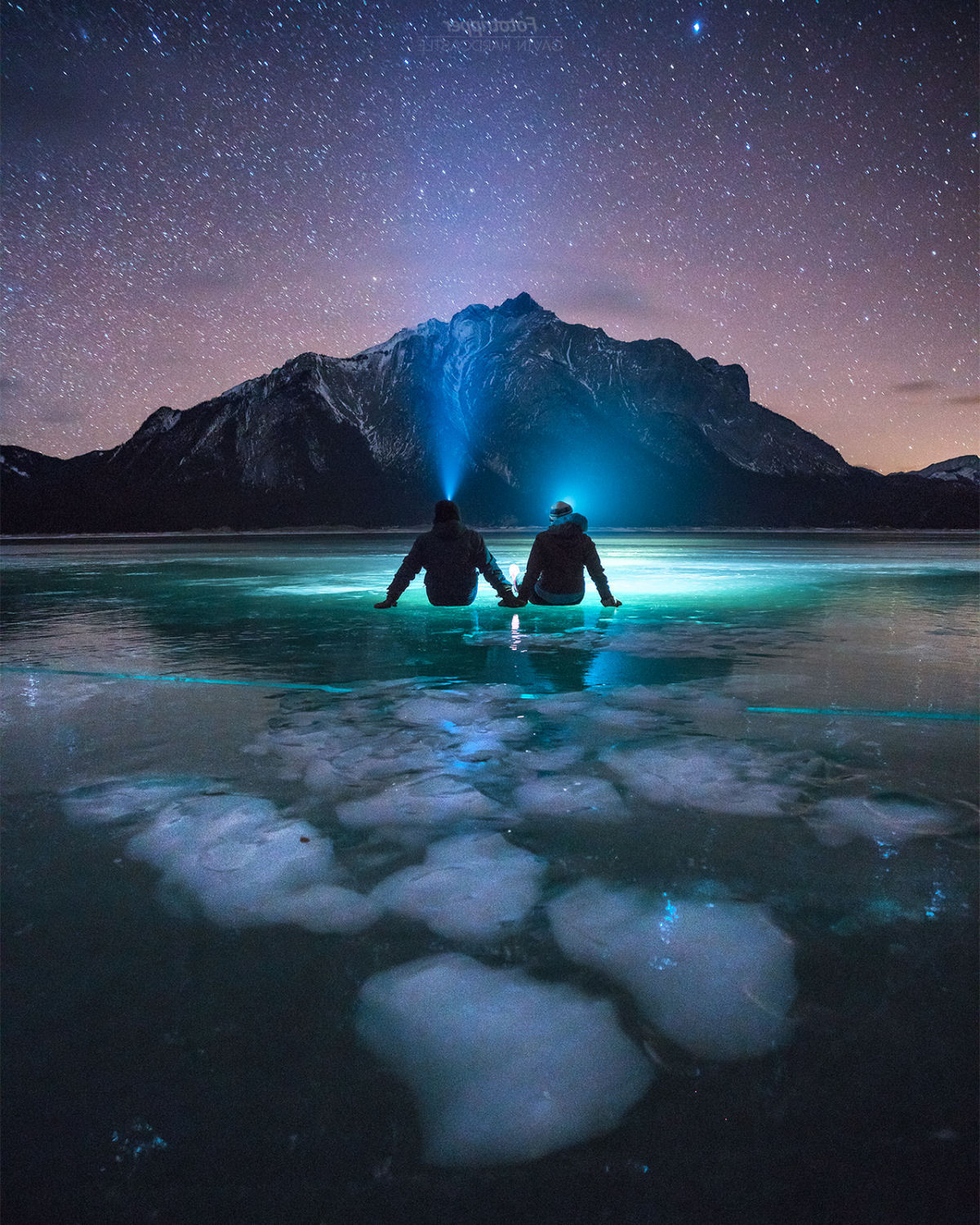 O belo lago de bolhas congeladas de metano, em Alberta, no Canadá 04