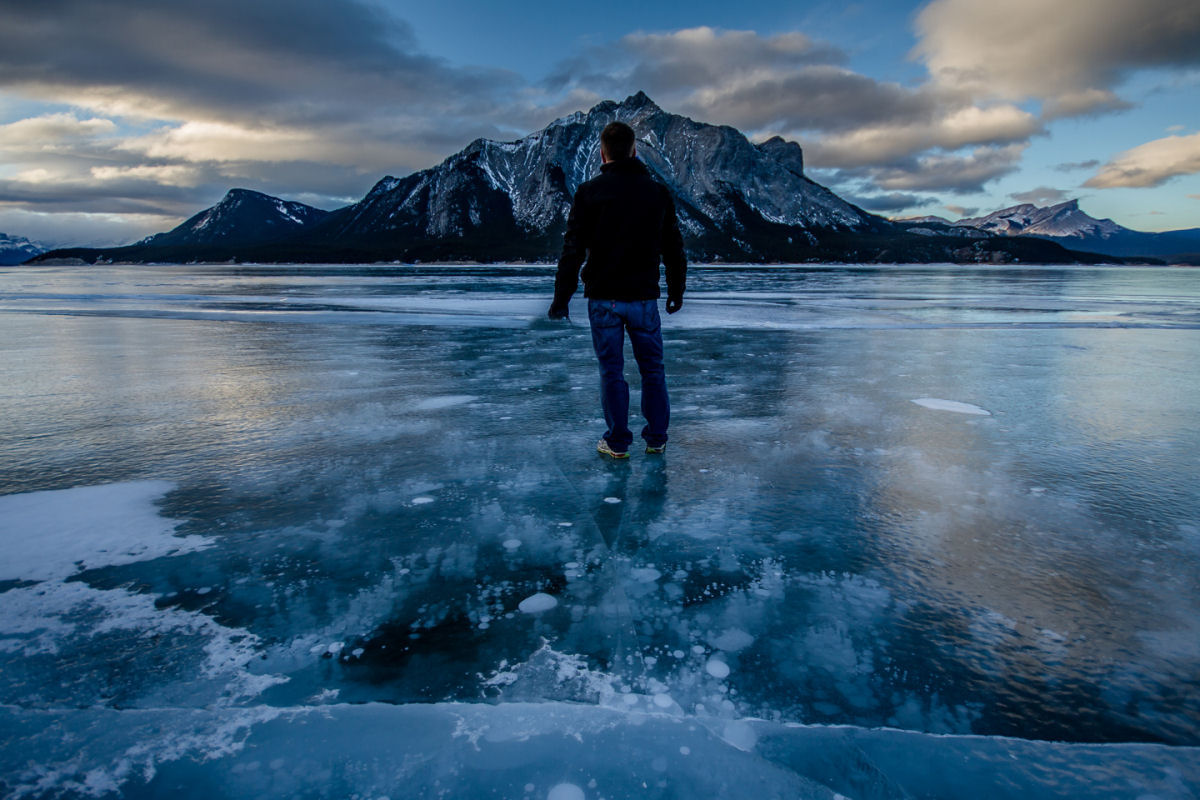O belo lago de bolhas congeladas de metano, em Alberta, no Canadá 05