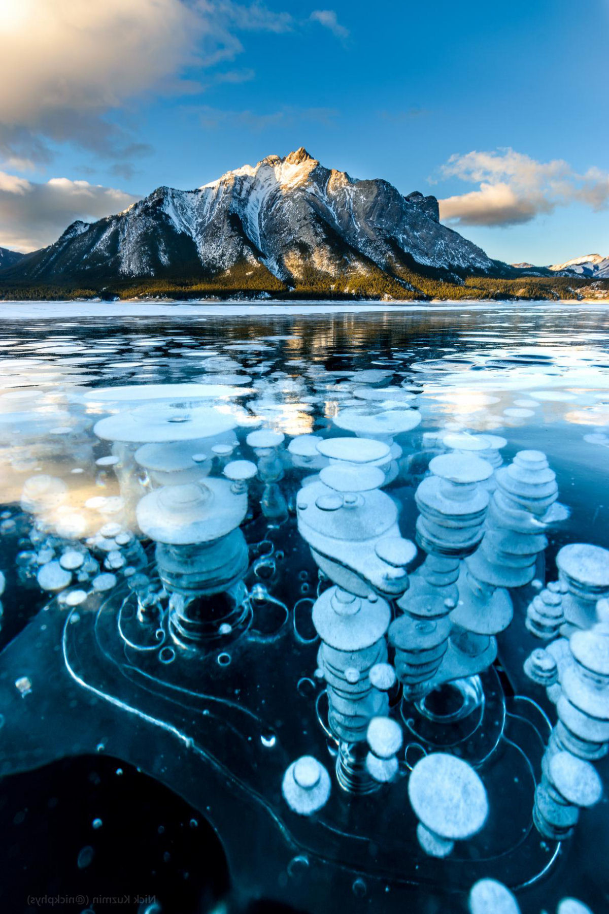 O belo lago de bolhas congeladas de metano, em Alberta, no Canadá 06