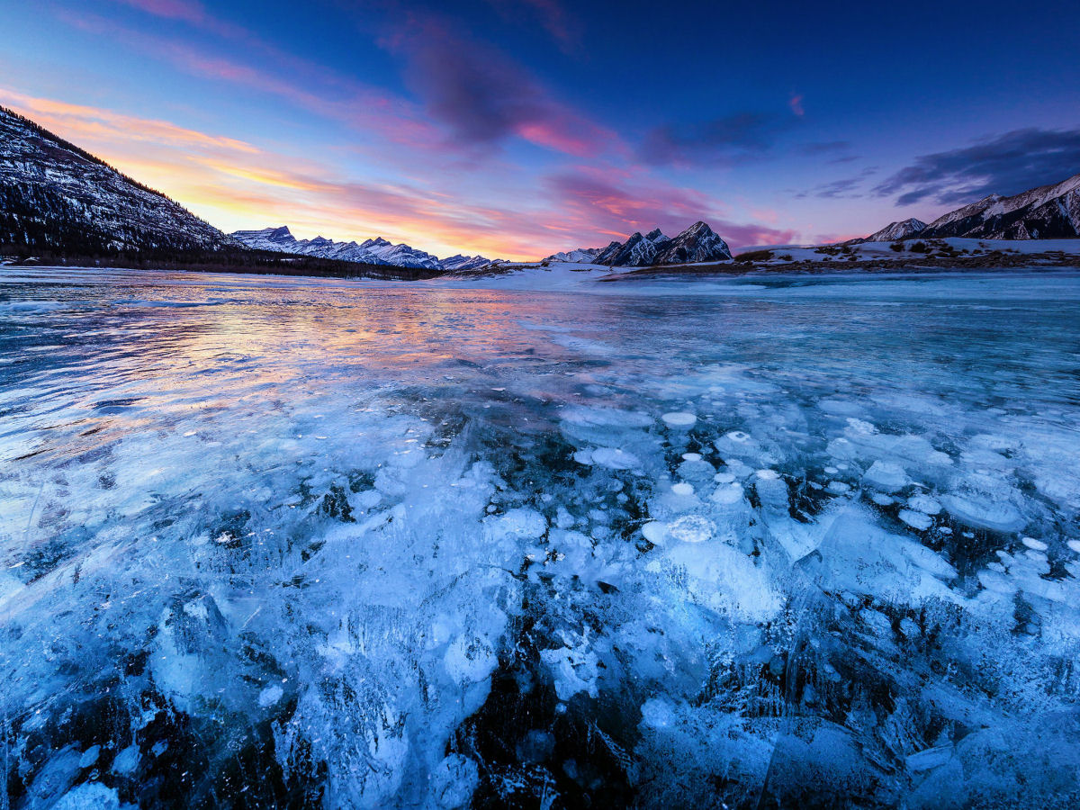 O belo lago de bolhas congeladas de metano, em Alberta, no Canadá 07