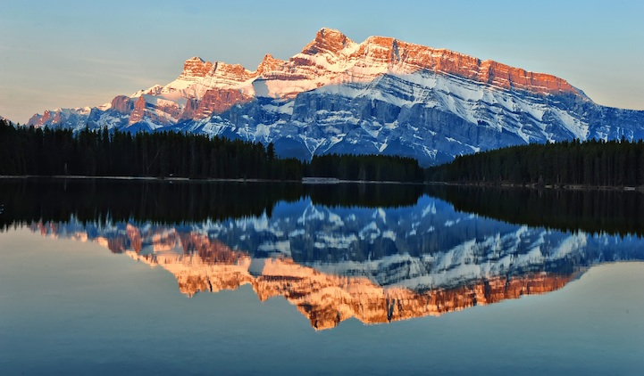 Magníficos reflexos de montanhas