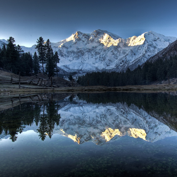 Magníficos reflexos de montanhas