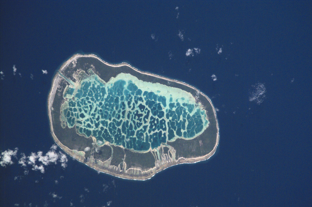O impressionante atol de Mataiva tem uma lagoa retiforme em seu interior