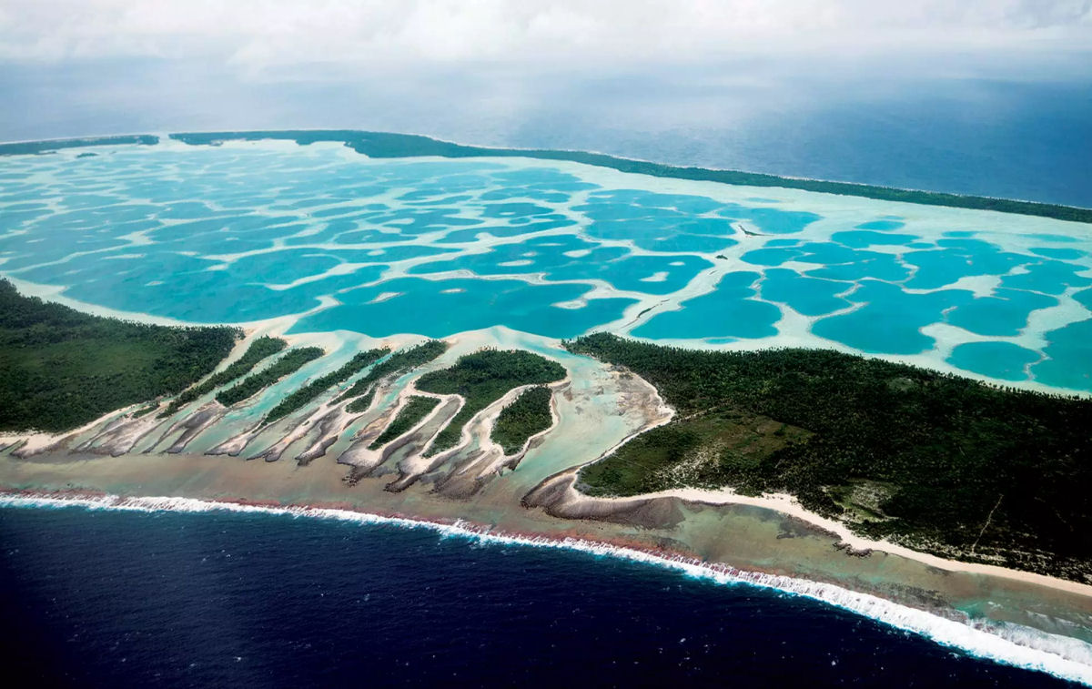 O impressionante atol de Mataiva tem uma lagoa retiforme em seu interior