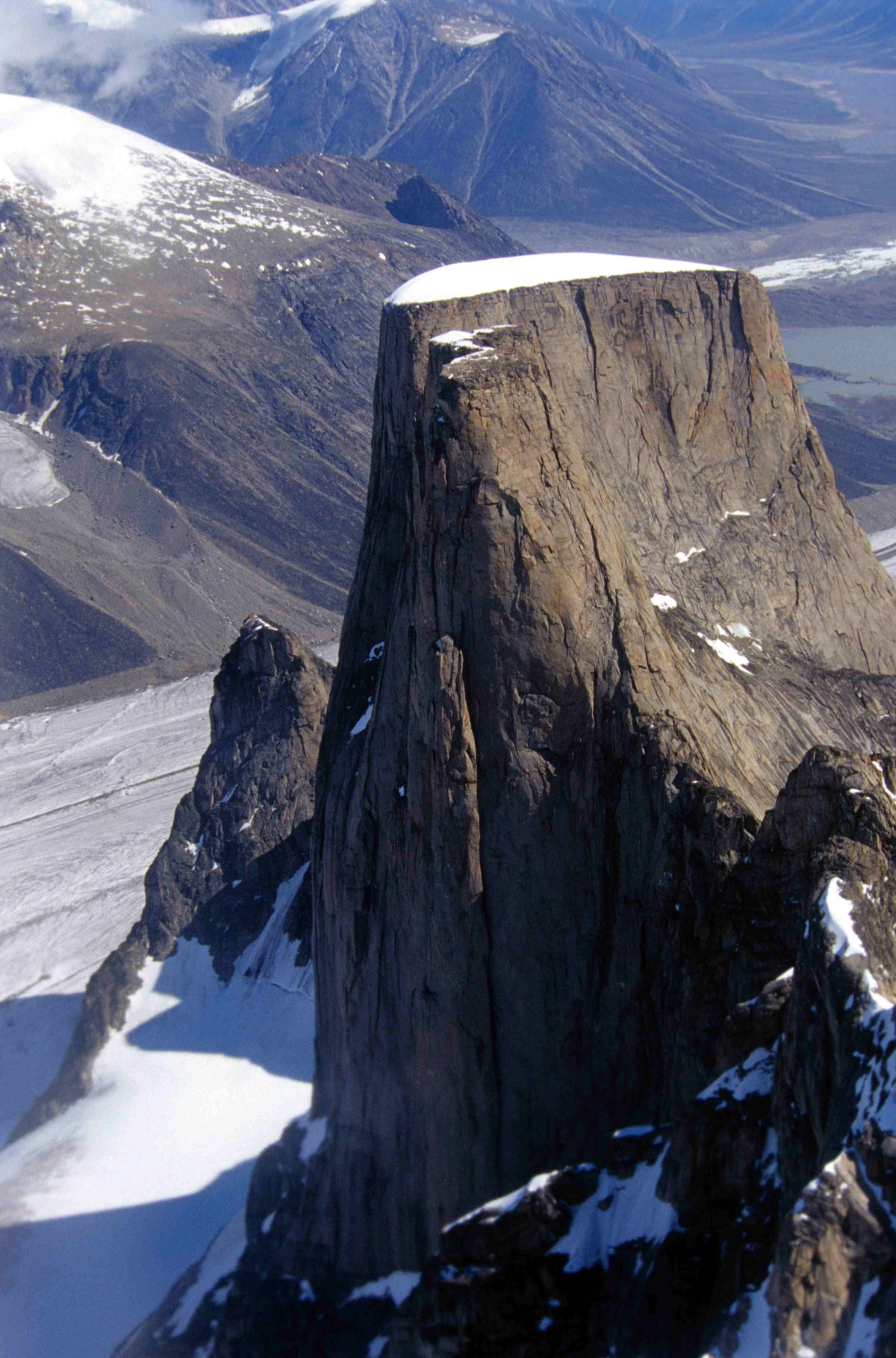 Monte Thor, a maior queda vertical do mundo