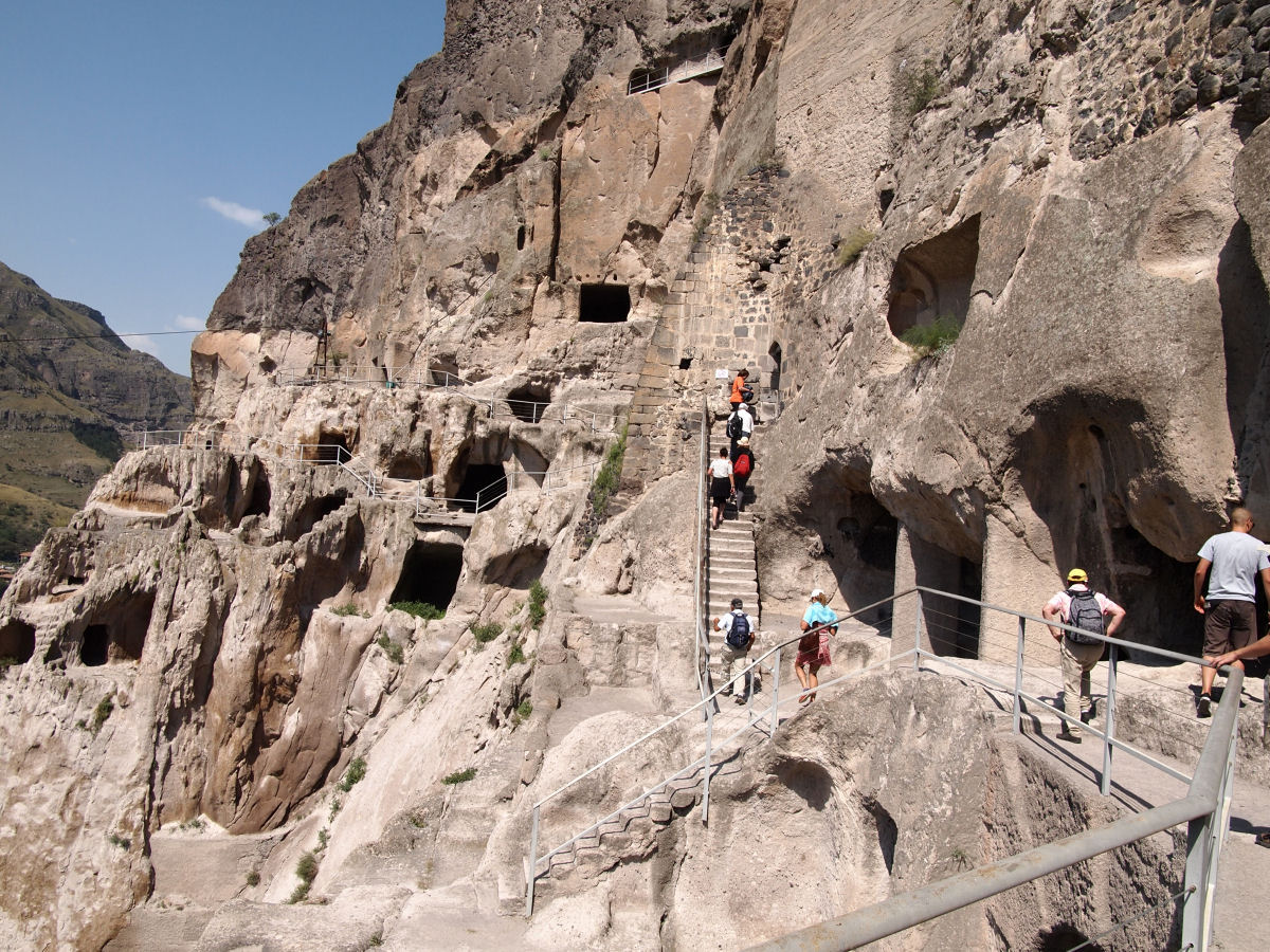 O Mosteiro da Caverna de Vardzia tem mais de 500 habitações em 19 níveis