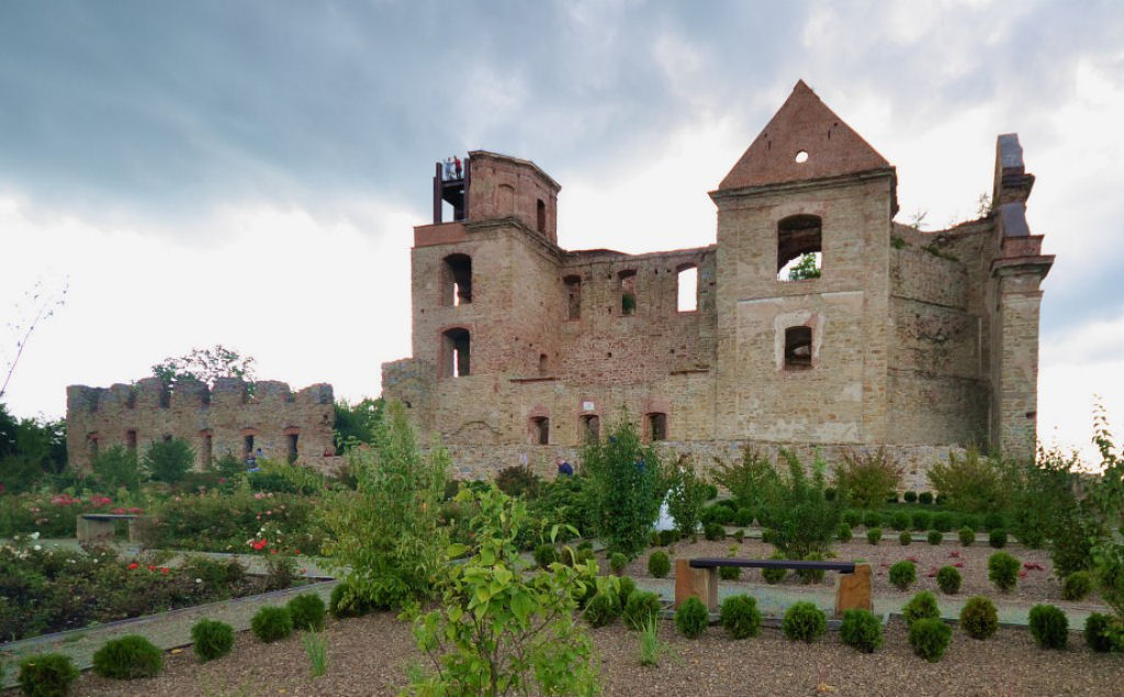 As belas ruínas do Mosteiro Abandonado dos Carmelitas Descalços, Polônia