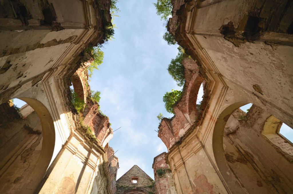 As belas ruínas do Mosteiro Abandonado dos Carmelitas Descalços, Polônia